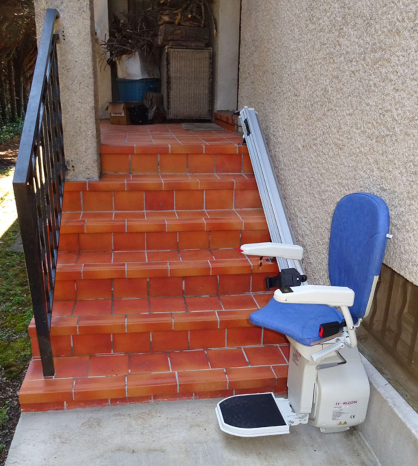 Installation d'un siège monte-escalier droit extérieur à Rillieux