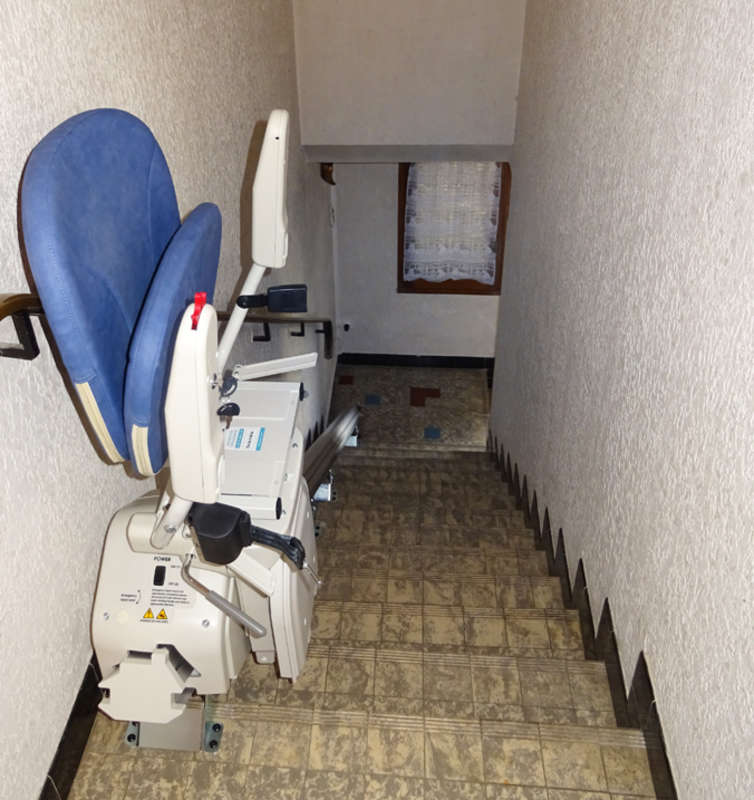 Visuel : Chaise d'escalier dans maison privée BOURG-LES-VALENCE (26500)