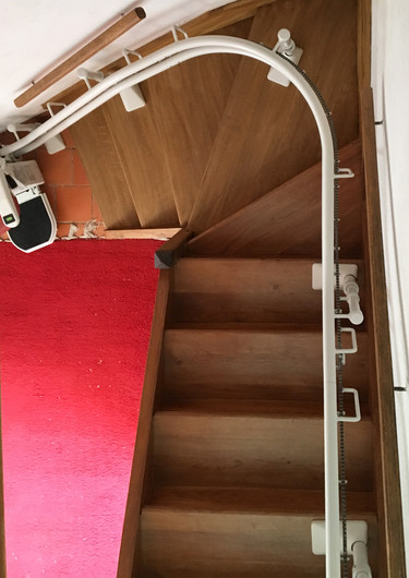 Photo de la référence Fauteuil monte-escaliers CURVE tournant à REAUVILLE (26230)