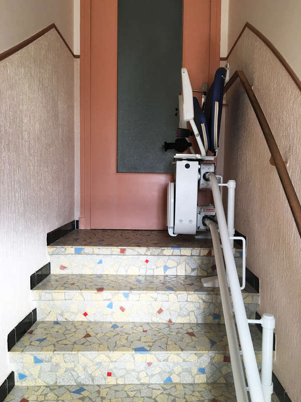 Photo de la référence Monte-escaliers CURVE tournant maison privée à LAMASTRE (07270)